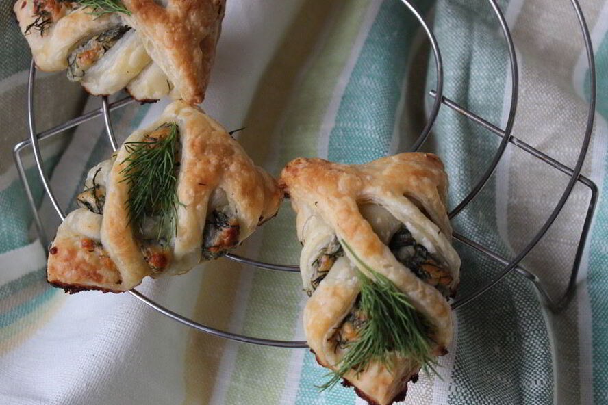 Рецепт быстрых слоек с брынзой и зеленью