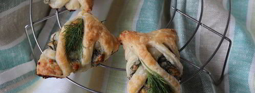 быстрые слойки с брынзой и зеленью. Шаг 7