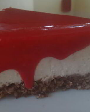 Чизкейк с миндальной основой и малиновым топпингом