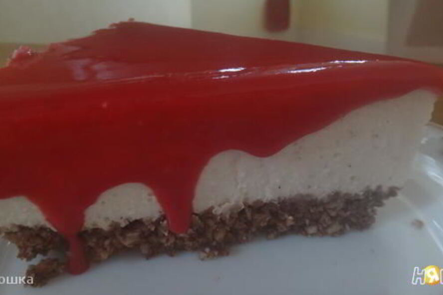 Рецепт чизкейка с миндальной основой и малиновым топпингом