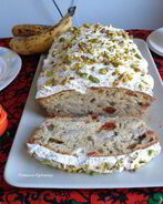 Бананово-фисташковый кекс под молочно-маковой глазурью