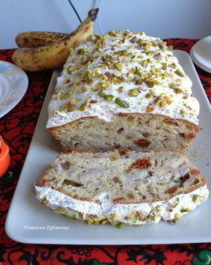 Бананово-фисташковый кекс под молочно-маковой глазурью