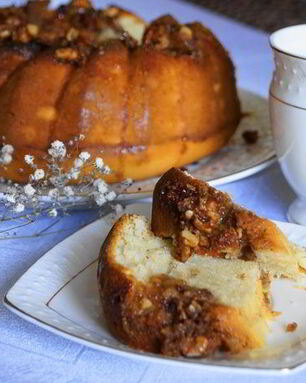 Кекс с имбирем и ореховым топпингом