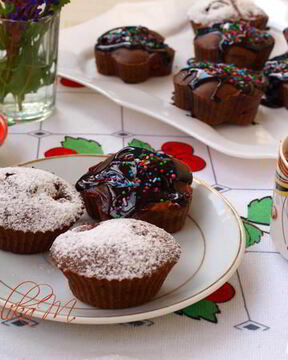 Шоколадные кексы с вишней