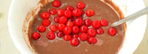 шоколадные кексы с вишней. Шаг 4