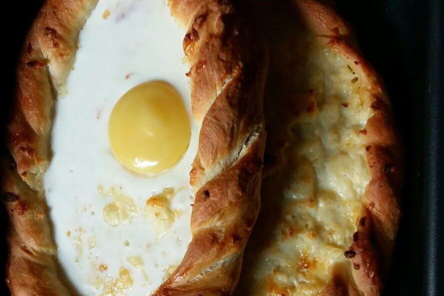 Рецепт хачапури по-аджарски с сыром сулугуни и яйцом