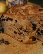 Домашний хлеб с корицей и изюмом