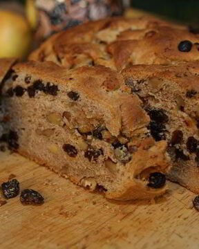 Домашний хлеб с корицей и изюмом