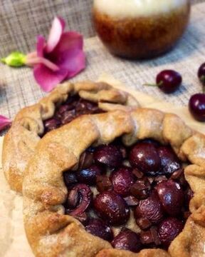 Галеты с черешней и горьким шоколадом