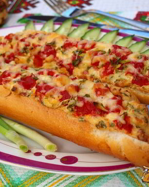 Запеченный багет с колбасой и помидорами