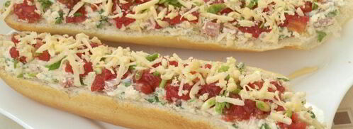 запеченный багет с колбасой и помидорами. Шаг 4