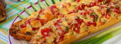 запеченный багет с колбасой и помидорами. Шаг 5