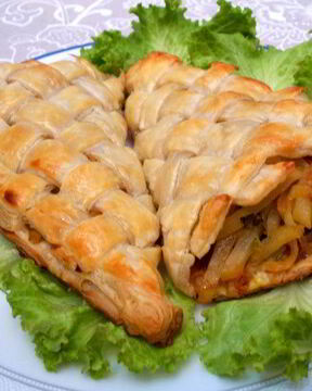 Конвертики из слоеного теста с начинкой из рыбы и овощей