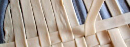 конвертики из слоеного теста с начинкой из рыбы и овощей. Шаг 2