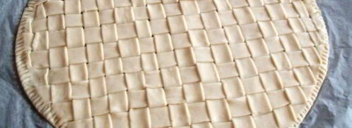 конвертики из слоеного теста с начинкой из рыбы и овощей. Шаг 4