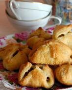 Конвертики из слоеного теста с яблоками