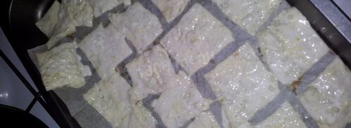 чипсы из лаваша с яйцом сыром и колбасой. Шаг 2