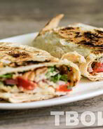 Хрустящий лаваш с сыром и помидорами