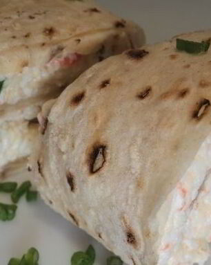 Лаваш с крабовыми палочками и чесноком