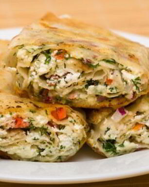 Лаваш с курицей, помидорами и сыром