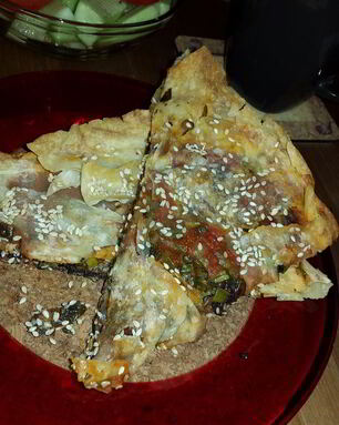 Лаваш, запеченный с оливковой пастой, томатным соусом, зеленью и кунжутом