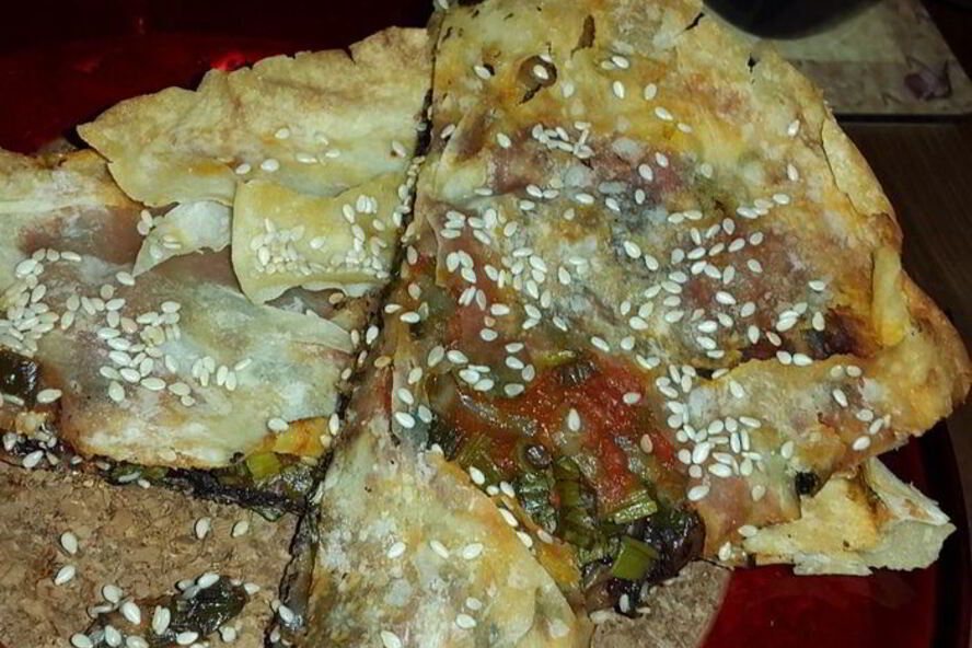 Рецепт лаваша, запеченного с оливковой пастой, томатным соусом, зеленью и кунжутом