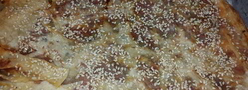 лаваш, запеченный с оливковой пастой, томатным соусом, зеленью и кунжутом. Шаг 6