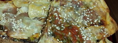 лаваш, запеченный с оливковой пастой, томатным соусом, зеленью и кунжутом. Шаг 7