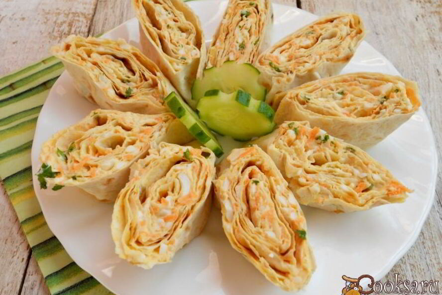 Рецепт рулетиков из лаваша с сыром, яйцами и морковью