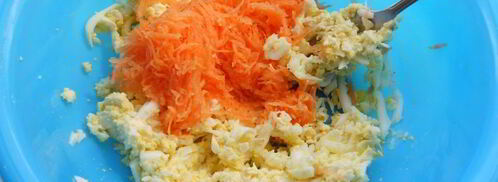 рулетики из лаваша с сыром, яйцами и морковью. Шаг 2