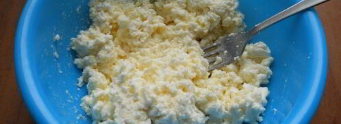 рулетики из лаваша с творогом жареные на сковороде. Шаг 2