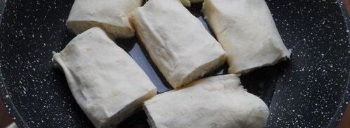 рулетики из лаваша с творогом жареные на сковороде. Шаг 5