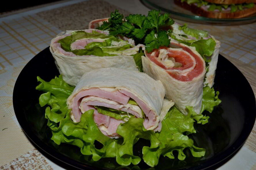 Рецепт рулетов из лаваша с сыром, ветчиной и рыбой