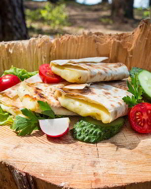 Сулугуни в лаваше на углях