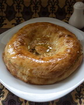 Толстый лаваш с сыром и бужениной