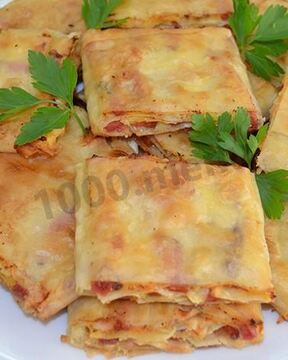 Жареный лаваш с начинкой на сковороде