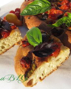 Фокачча с ароматными томатами