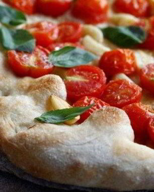 Фокачча с помидорами и чесноком