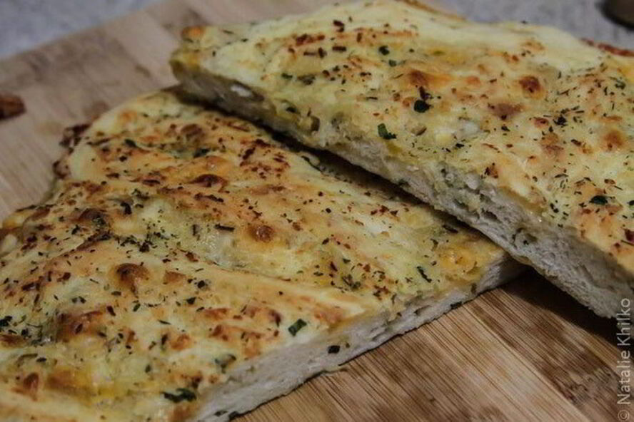 Рецепт фокаччи с сыром и ветчиной из индейки