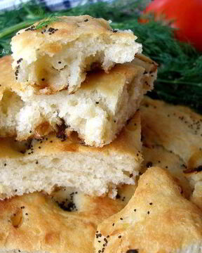 Картофельная фокачча с жареным луком и маком