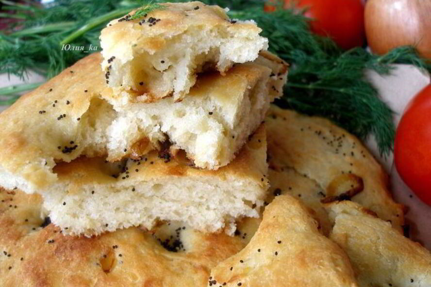 Рецепт картофельной фокаччи с жареным луком и маком