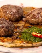 Кефта из баранины на лепешке с кунжутом