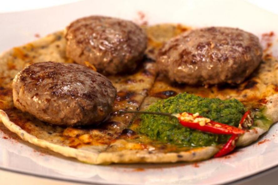 Рецепт кефты из баранины на лепешке с кунжутом