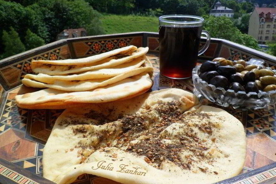 Рецепт манаиша-лепешек с сыром и кунжутом, заатаром