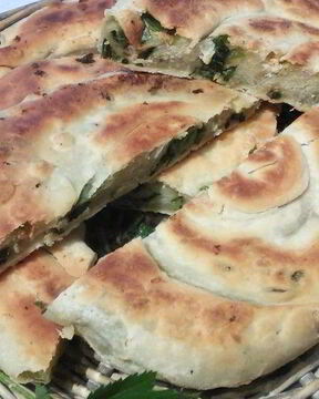 Слоеные лепешки на топленом масле с сезонной зеленью