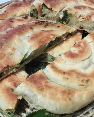 Слоеные лепешки на топленом масле с сезонной зеленью