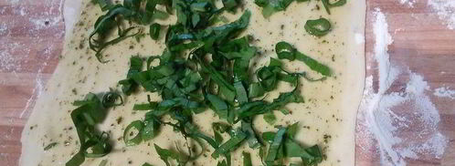 слоеные лепешки на топленом масле с сезонной зеленью. Шаг 7