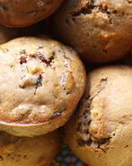 Банановые маффины с орехами