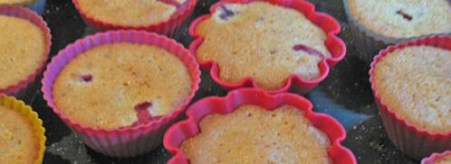 клубнично-кокосовые маффины со сливочным кремом. Шаг 4