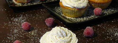 клубнично-кокосовые маффины со сливочным кремом. Шаг 6